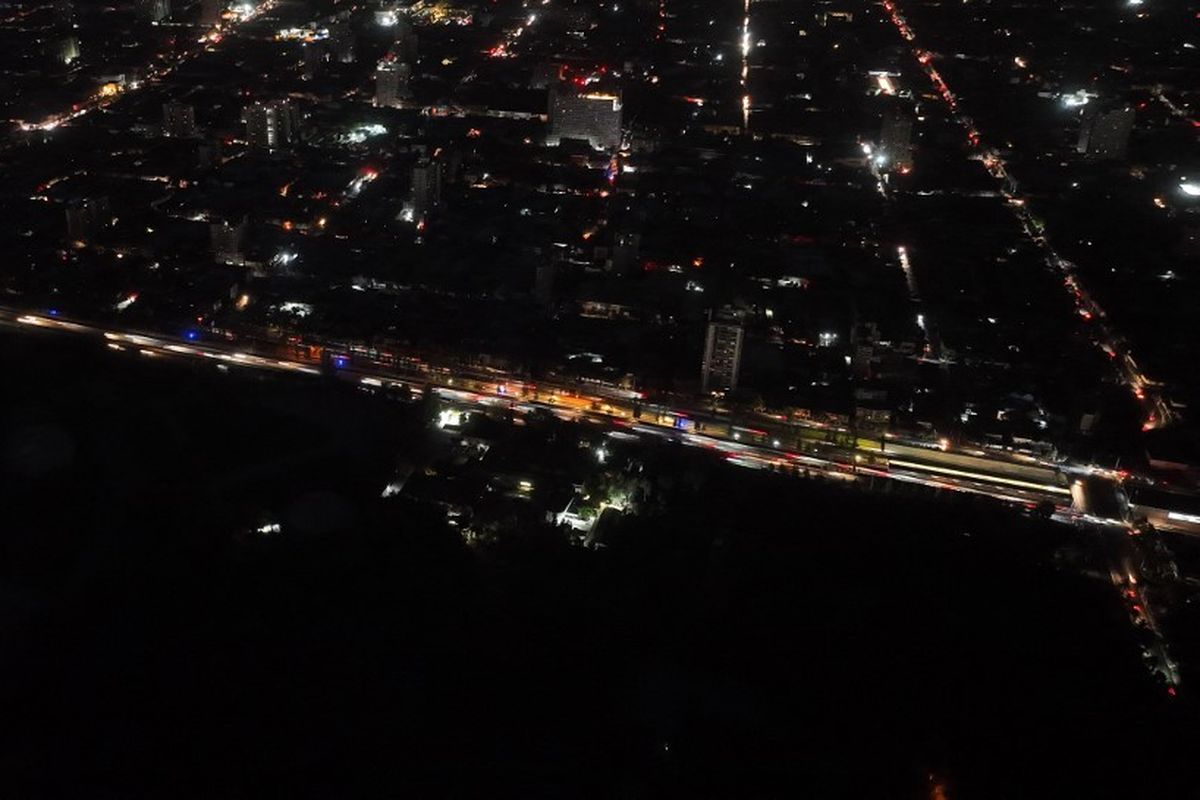 Pemandangan udara ini menunjukkan sebagian kota diterangi selama pemadaman listrik di Santiago pada 25 Februari 2025. Di tengah musim panas di wilayah selatan, Chile menghadapi pemadaman listrik yang tidak biasa dan besar-besaran pada Selasa karena dugaan kegagalan sistem listrik, yang memaksa evakuasi kereta bawah tanah Santiago dan membuat penduduk kebingungan.