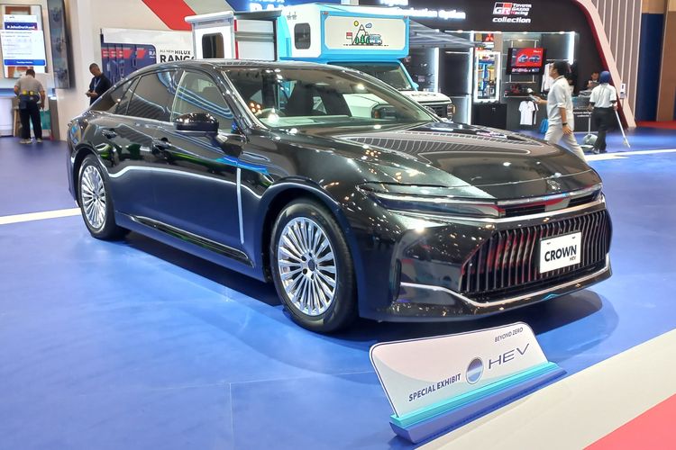 Sedan hybrid Toyota Crown HEV dipamerkan di Gaikindo Jakarta Auto Week (GJAW) 2024