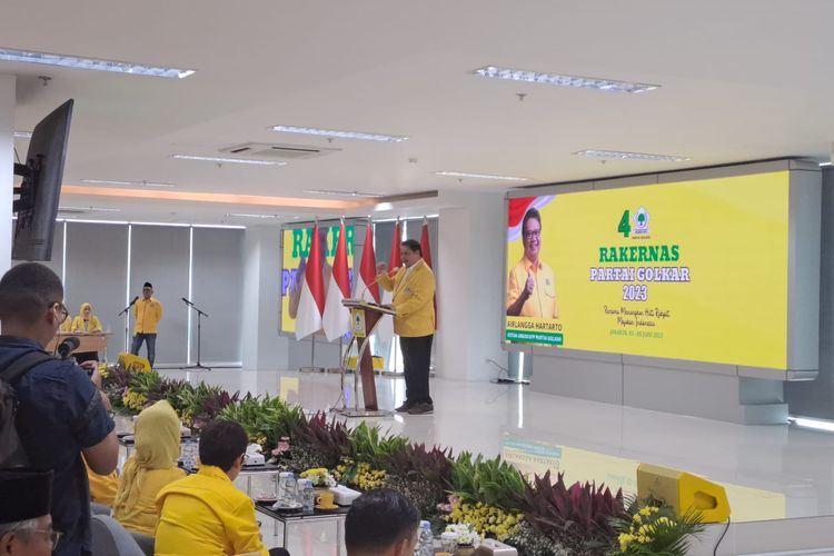 Ketua Umum Partai Golkar Airlangga Hartarto saat membuka Rakernas 2023 Golkar di Kantor DPP Partai Golkar, Jakarta, Minggu (4/6/2023). 