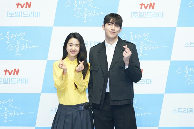 Aktris Kim Tae Ri dan aktor Nam Joo Hyuk usai konferensi pers drama Korea Twenty-Five Twenty-One, Rabu (9/2/2022).