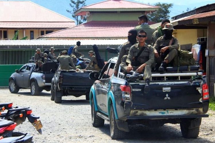 Sejumlah personel Brimob dikerahkan untuk melakukan pengejaran terhadap pelaku penembakan para pekerja proyek pembangunan jembatan Trans Papua di Kabupaten Nduga.