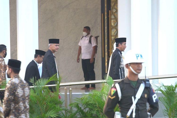 Presiden Joko Widodo (Jokowi) dan Iriana Jokowi melaksanakan Shalat Idul Fitri 1444 H di Masjid Raya Sheikh Zayed, Kota Solo, Jawa Tengah, pada Sabtu (22/4/2023).
