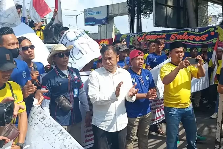 Ratusan Buruh PT Hoktong Demo di DPRD Palembang, Tuntut PHK Sepihak Dihentikan