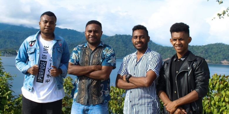 Tim Bajalan yang berbasis di Kota Serui. Kiri ke kanan: Marfin Raubaba (fotografer), Marsel Kurni (desain grafis), Valdo Arera (marketing), dan Ben Kirihio (pengembang aplikasi)