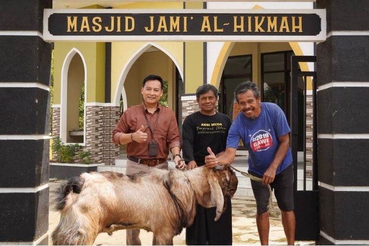 Penyerahan hewan kurban oleh Pemimpin Cabang PNM Purwokerto Rohmat Agus Pranoto kepada Masjid Jami? Al-Hikmah di Desa Gunung Lurah, Purwokerto, Jawa Tengah, Rabu (6/7/2022)