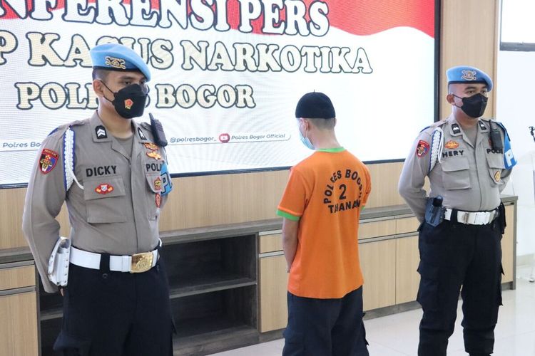 Seorang pemuda berinisial RAP (24) ditangkap atas kasus penyalahgunaan narkotika jenis ganja di Kecamatan Caringin, Kabupaten Bogor, Jawa Barat, Kamis (15/9/2022).