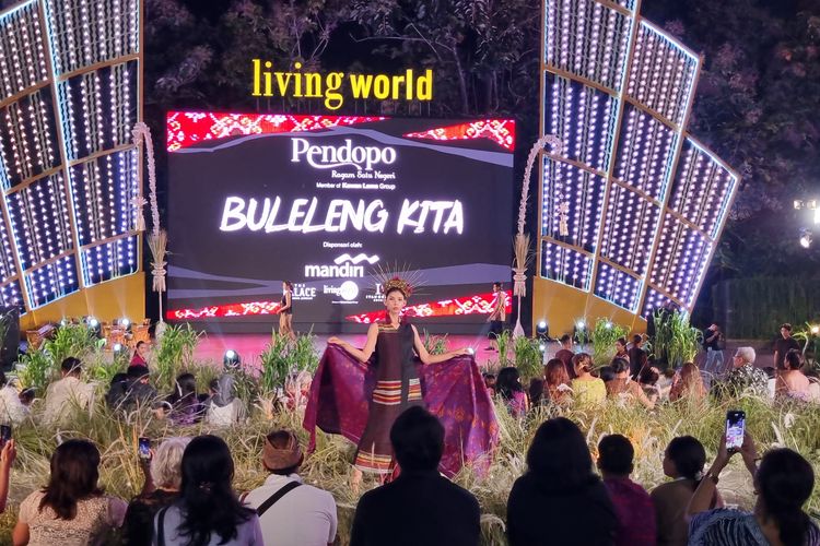 Model memeragakan busana bercorak adat Bali dalam acara Fashion Show Buleleng Kita di amphitheater Living World Denpasar, Bali, Jumat (8/12/2023) malam.