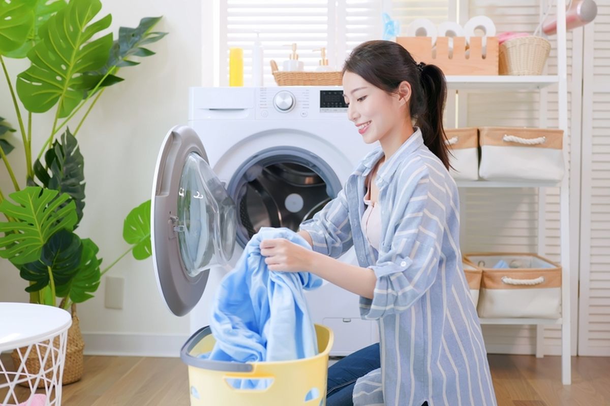 Ilustrasi mencuci pakaian di mesin cuci. 