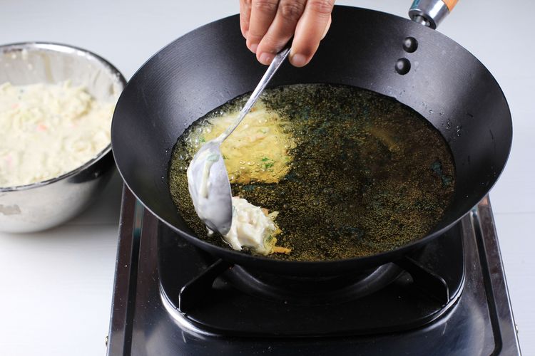 Salah memasak makanan bisa membuat kalori meningkat. Simak cara memasak sehat agar bahan rendah kalori tidak berubah jadi bom kalori.