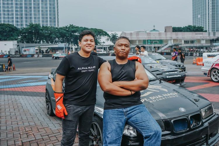 Dua pebalap tim Alpha Rules Drift milik Deddy Corbuzier meraih podium di putaran keempat Indonesia Drift Series (IDS) 2022 yang berlangsung di J99 Maxx Drift Circuit, Karawaci, Tangerang, Sabtu (8/10/2022).