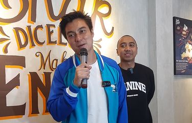 Aktor Baim Wong saat meresmikan restoran Sate Celup Cinere miliknya di Cinere, Depok, Jawa Barat, Jumat (24/11/2023)