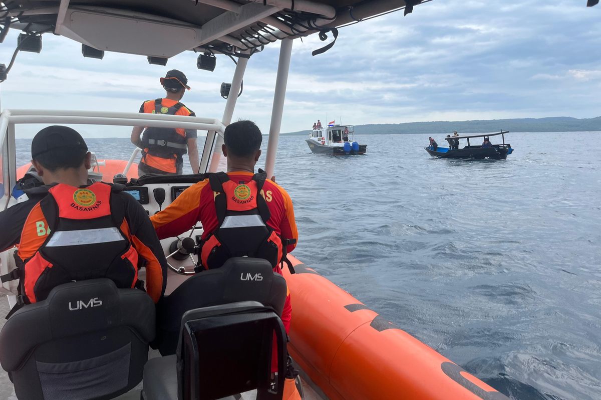 Tim SAR Gabungan saat melakukan pencarian terhadap korban di Selat Bali