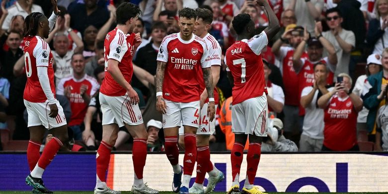 Penyerang Arsenal, Bukayo Saka, merayakan gol kedua timnya pada laga Liga Inggris antara Arsenal dan Fulham di Stadion Emirates di London pada 2 Mei 2026.