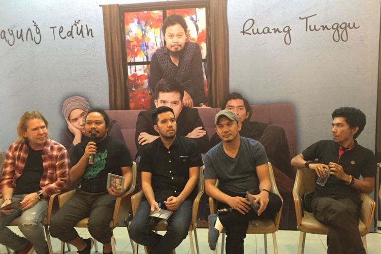 Band Payung Teduh merilis album ketiga yang bertajuk Ruang Tunggu di Kemang Raya, Jakarta Selatan, Selasa (19/12/2017).