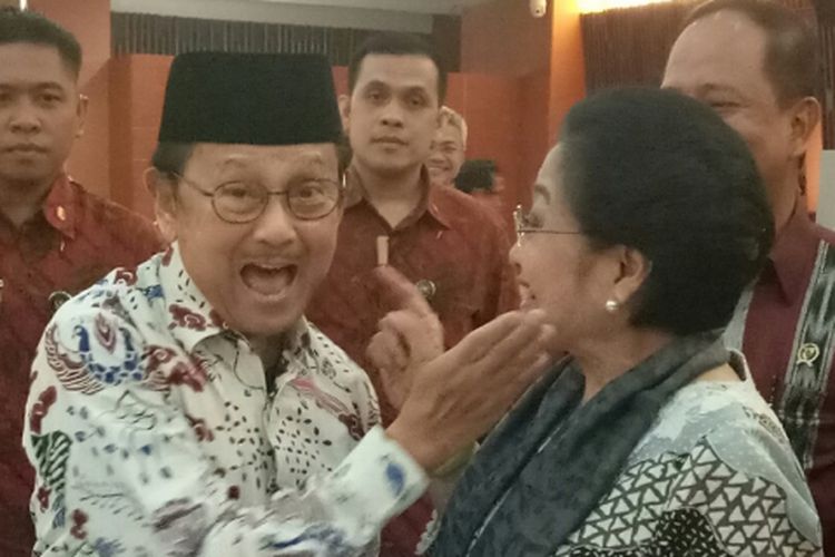 Presiden RI ketiga Bacharuddin Jusuf Habibie dan Presiden Kelima RI Megawati Soekarnoputri dalam acara dialog kebangsaan