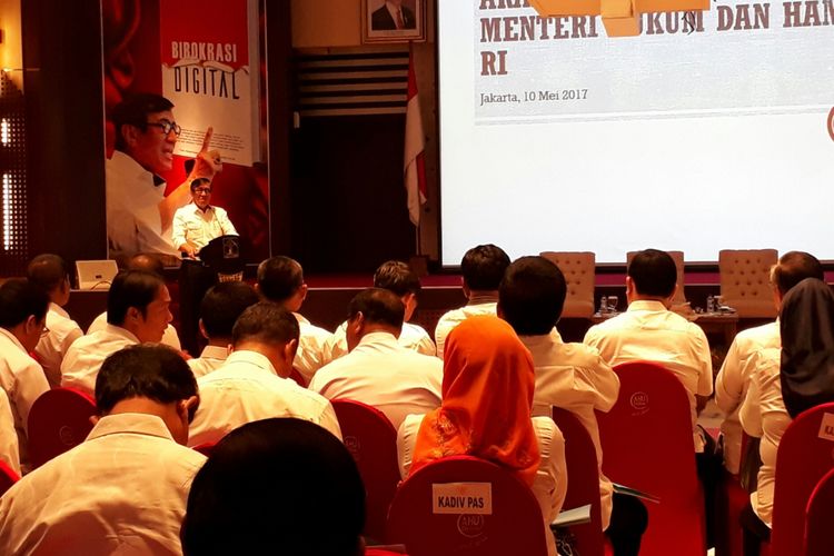 Menteri Hukum dan HAM Yasonna Laoly saat memberi arahan ke pejabat di jajaran Kemenkumham di Graha Pengayoman, Kemenkumham, Jalan Rasuna Said, Kuningan, Jakarta, Rabu (10/5/2017).