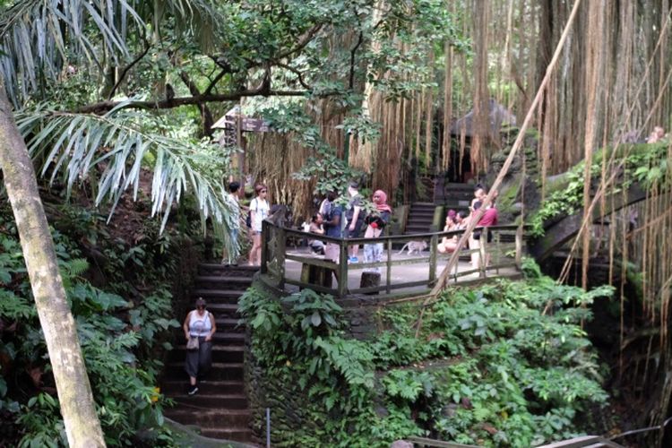 Pura di area Monkey Forest Ubud, Kabupaten Gianyar, Bali, tercatat dibangun pada abad 14.