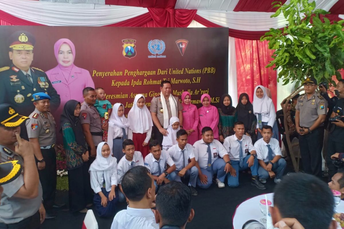 Kapolda Jatim, Irjen Pol Luki Hermawan berfoto bersama dengan Ipda Rochmat dan anak asuhnya di Klagenserut, Kecamatan Jiwan, Kabupaten Madiun, Jawa Timur, Senin ( 15/10/2018).