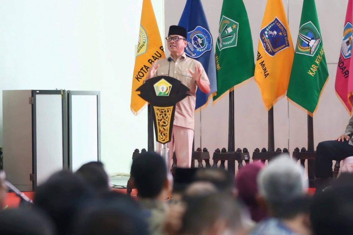 Menteri Desa Pembangunan Daerah Tertinggal dan Transmigrasi, Yandri Susanto saat hadiri peluncuran dan dialog percepatan pembentukan koperasi merah putih di Aula Bahteramas Kantor Gubernur Sulawesi Tenggara, Minggu (25/5/2025)