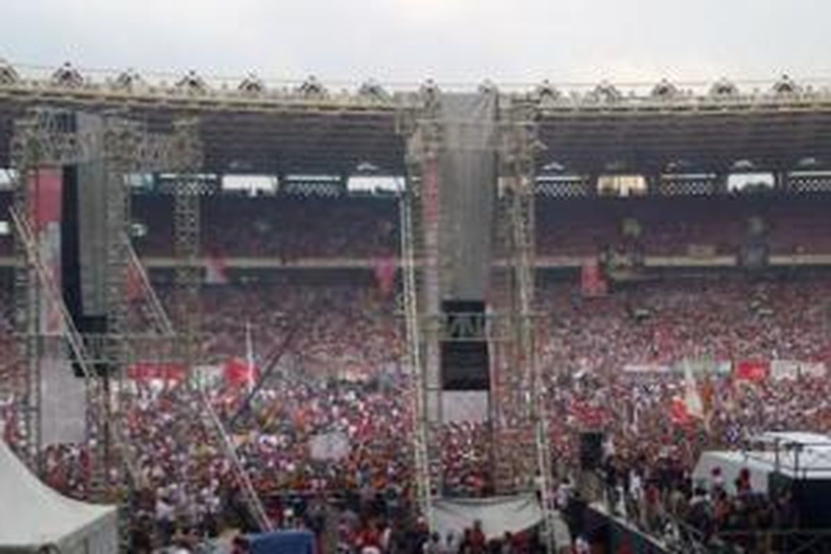 Puluhan ribu simpatisan pasangan calon presiden nomor urut 2 Joko Widodo dan Jusuf Kalla memenuhi Stadion Gelora Bung Karno mengikuti Konser Salam Dua Jari, Sabtu (5/6/2014). 