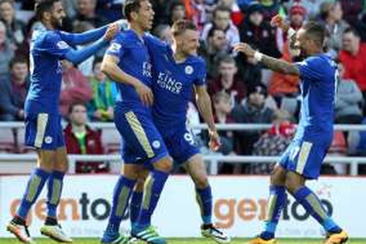 Penyerang Leicester City, Jamie Vardy (kedua dari kanan), merayakan gol ke gawang Sunderland, dalam lanjutan Premier League di Stadium of Light, Minggu (10/4/2016).