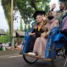Kisah Ema, Diantar Orangtuanya dengan Becak untuk Wisuda di Banyumas