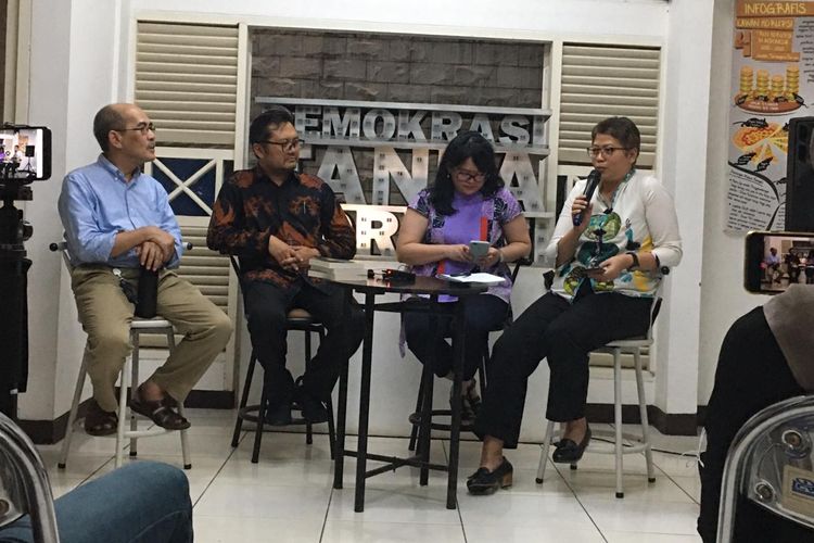 Pendiri Drone Emprit Academy Ismail Fahmi (kedua dari kiri)  dalam diskusi bertajuk Hoaks dan Disinformasi sebagai Musuh Demokrasi dan Pemberantasan Korupsi di kantor ICW, Jakarta, Kamis (10/10/2019). 