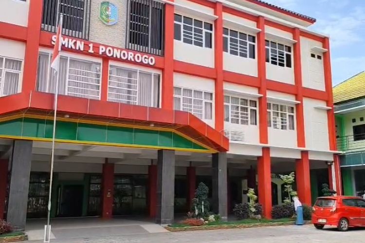 SMKN 1 Ponorogo, Jawa Timur. Cabang Dinas Pendidikan (Cabdindik) Jatim Wilayah Ponorogo-Magetan menghentikan sumbangan sebesar Rp 1,4 juta di SMKN 1 Ponorogo