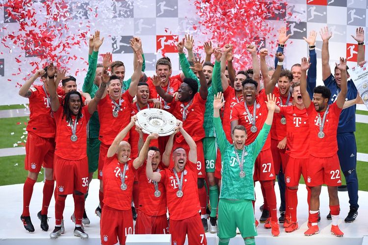 MUNICH, GERMANY - MAY 18:  Arjen Robben, Rafinha and Franck Ribéry of FC Bayern München lift the title trophy in celebration following the Bundesliga match between FC Bayern München and Eintracht Frankfurt at Allianz Arena on May 18, 2019 in Munich, Germany. (Photo by Sebastian Widmann/Bundesliga/DFL via Getty Images )