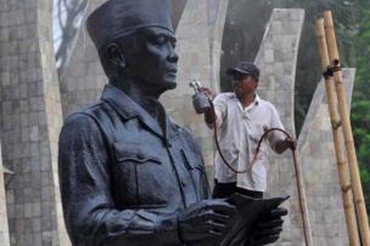 Pekerja mengecat ulang patung Soekarno yang ada di kompleks Tugu Proklamasi, Jakarta, Selasa (5/6/2012).  