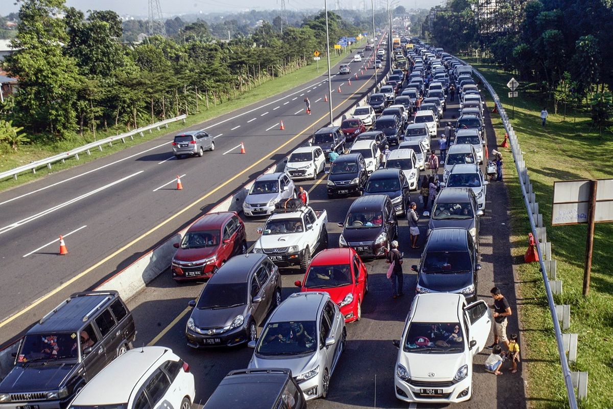 Kepadatan kendaraan menuju Jalan Raya Puncak, Gadog, Kabupaten Bogor, Jawa Barat, Sabtu (22/8/2020). Tingginya antusias warga untuk berlibur di kawasan Puncak Bogor pada libur panjang Tahun Baru Islam 1 Muharam 1442 Hijriah dan libur akhir pekan membuat kepadatan terjadi di sejumlah titik, Sat Lantas Polres Bogor memberlakukan sistem buka tutup jalur dan sistem lawan arus (contraflow) untuk mengurai kemacetan. ANTARA FOTO/Yulius Satria Wijaya/hp.