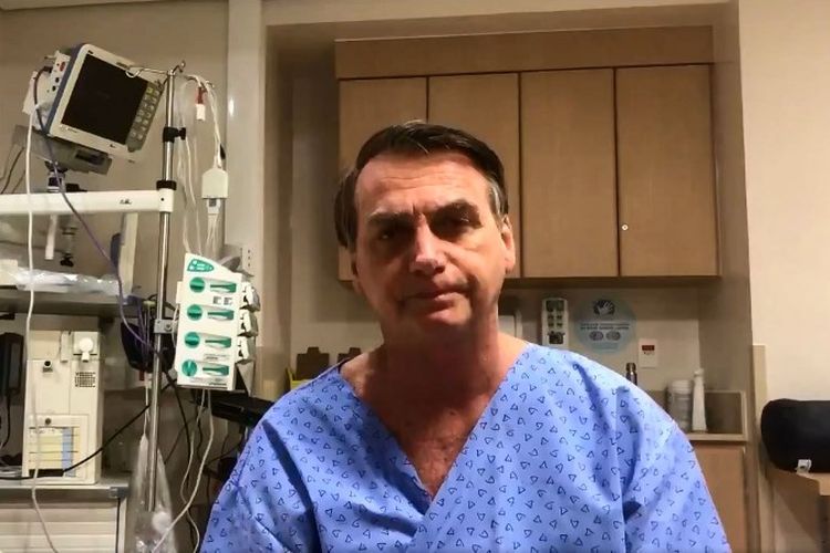 Tangkapan layar dari video yang diunggah Presiden Brasil Jair Bolsonaro ke akun Twitter miliknya, sesaat sebelum menjalani operasi pelepasan kantong kolostomi di rumah sakit Albert Einstein di Sao Paulo, pada 27 Januari lalu.