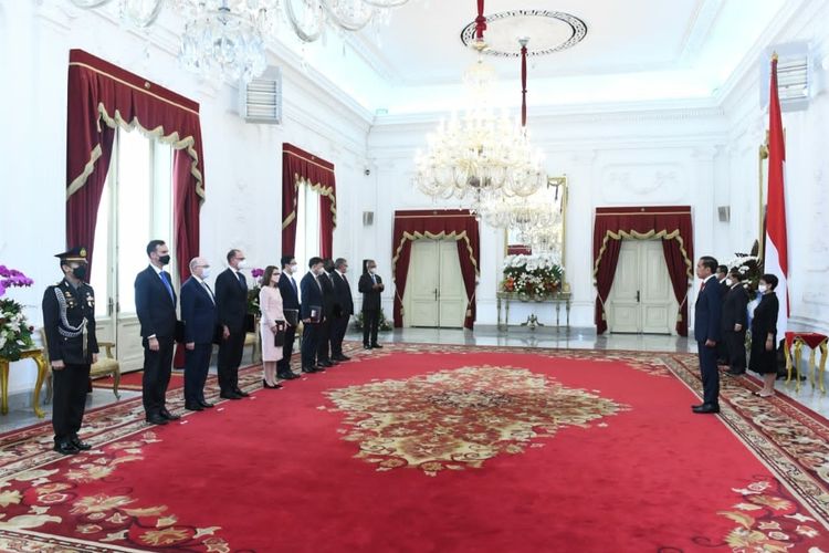 Presiden Joko Widodo saat menerima surat kepercayaan dari delapan duta besar luar biasa dan berkuasa penuh (LBBP) negara-negara sahabat di Istana Merdeka, Selasa (13/9/2022).