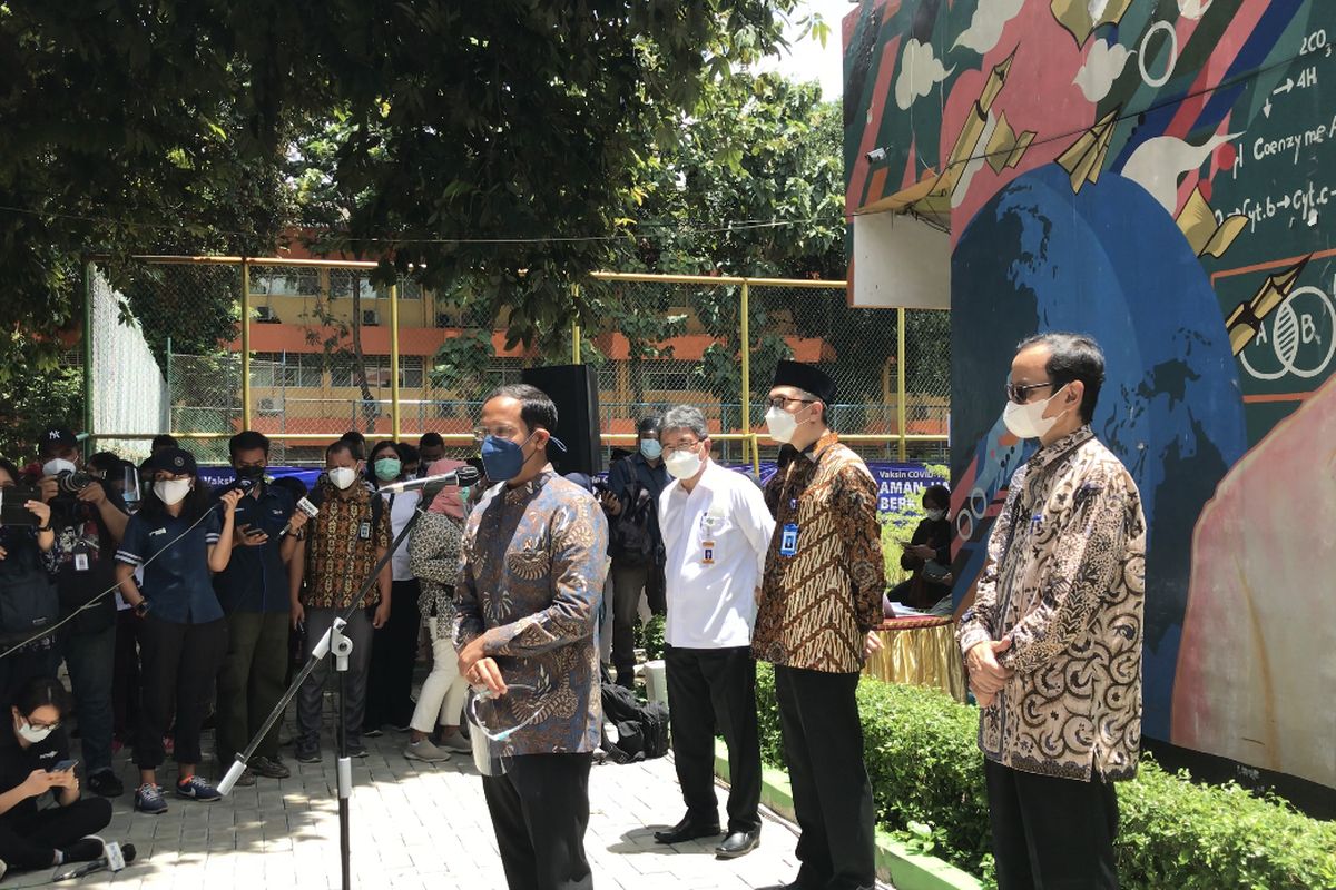 Menteri Pendidikan dan Kebudayaan, Nadiem Makarim memberikan keterangan pers terkait vaksinasi guru, tenaga pendidik, dan dosen di SMAN 70, Kebayoran Baru, Jakarta Selatan pada Rabu (24/2/2021) siang.