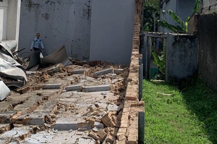 Tembok di Lapas Kelas II B Cianjur, Jawa Barat roboh imbas gempa magnitudo 5,6 yang mengguncang wilayah tersebut dan sekitarnya kemarin, Senin (21/11/2022) 