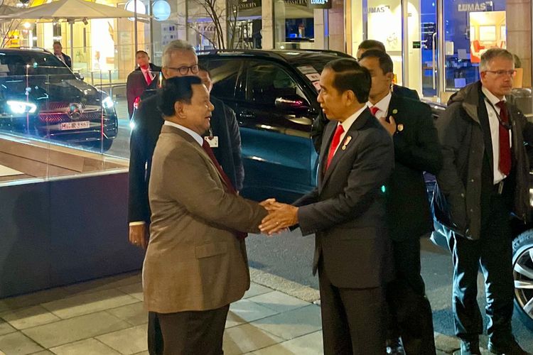 Menteri Pertahanan Prabowo Subianto bersalaman dengan Presiden Joko Widodo (Jokowi) sesaat sebelum menghadiri pameran Hannover Messe 202, Jerman, Minggu (16/4/2023) waktu setempat. 