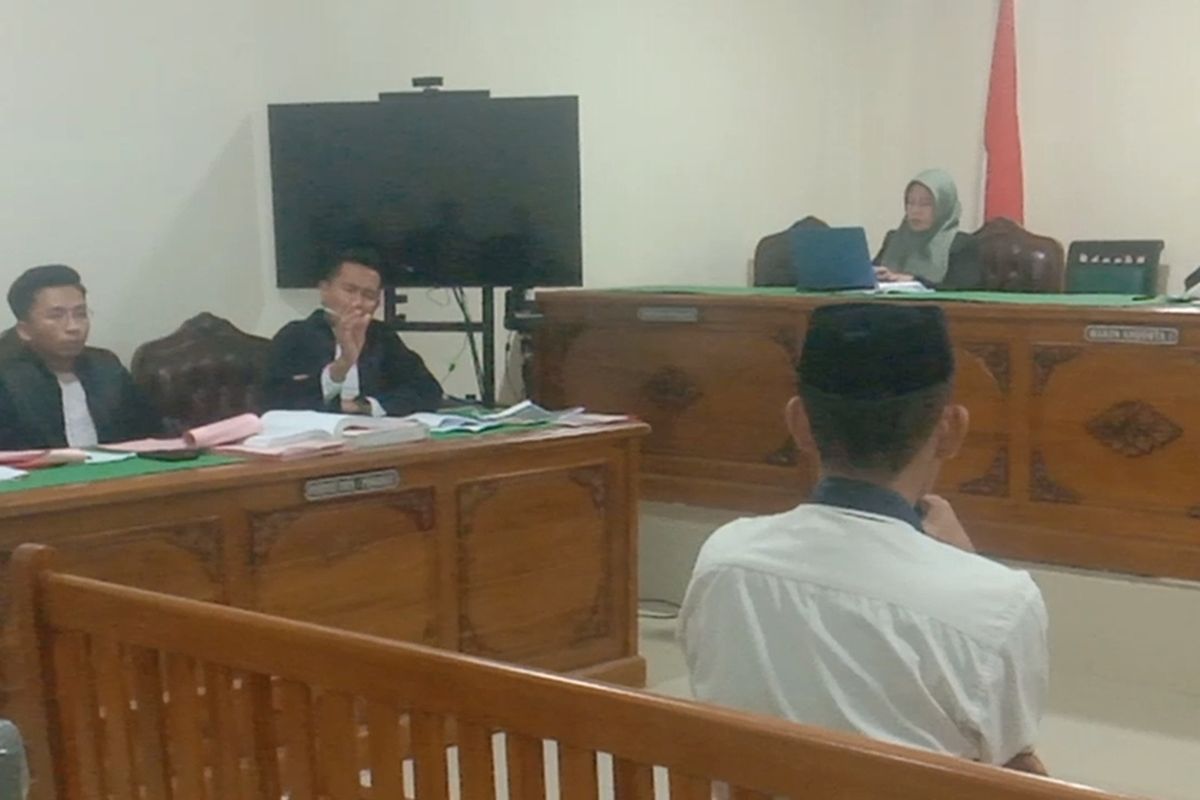 Jaksa penuntut umum terlibat adu mulut dengan terdakwa Andi Haerudin dalam sidang kasus uang palsu produksi UIN Alauddin Makassar yang digelar di pengadilan negeri Sungguminasa, Kabupaten Gowa, Sulawesi Selatan. Rabu, (4/6/2025).