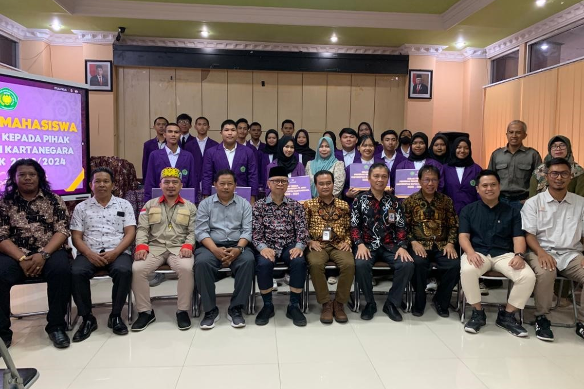 Community Development Superintendent MHU Muslim Gunawan (kelima dari kanan) saat menyerahkan beasiswa kepada 20 mahasiswa Universitas Kutai Kartanegara.  