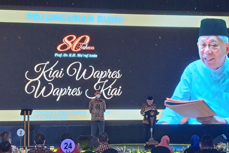 Wakil Presiden Ma'ruf Amin membacakan sambutan dalam acara peluncuran buku Kiai Wapres, Wapres Kiai di Hotel Kempinski, Jakarta, Sabtu (11/3/2023). 