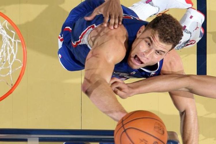 Pebasket Los Angeles Clippers Blake Griffin melakukan tembakan saat bertemu New Orleans Pelicans di Smoothie King Center, Senin (24/2/2013). Clippers menang 123-110.