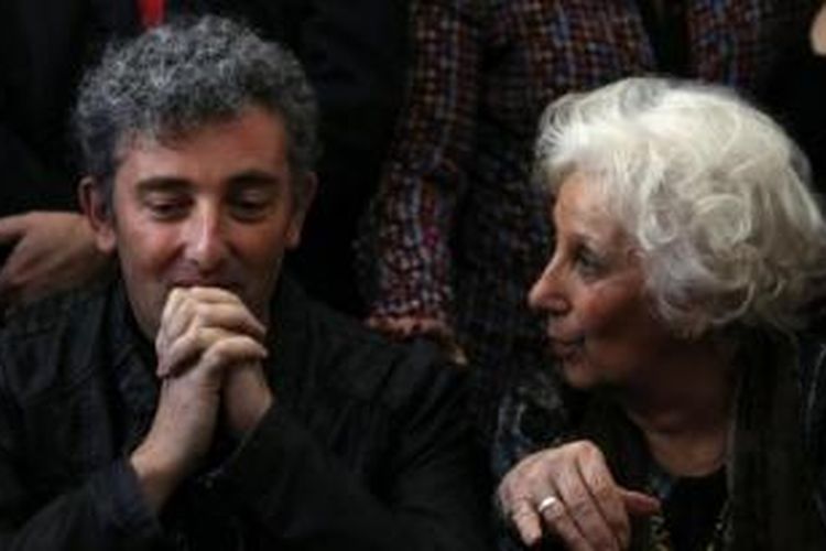Estella Barnes de Carlotto berbicara dengan cucunya Guido alias Ignacio Hurban dalam jumpa pers di Buenos Aires, Argentina pekan lalu. Guido terpisah dari keluarganya setelah dilahirkan ketika ibunya ditahan rezim militer Argentina pada 1977.