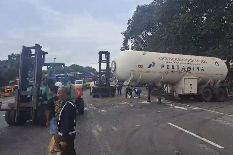 Tangki elpiji truk saat dievakuasi usai terguling di Bypass Mojokerto-Surabaya, Selasa (27/2/2024).