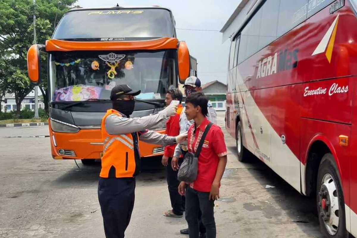 DICEK—Seorang kru bus dicek suhu tubuhnya di terminal Giri Adipura Wonogiri mengantisipasi penularan virus corona. Apalagi dalam dua pekan terakhir, ribuan pemudik berdatangan ke Wonogiri.