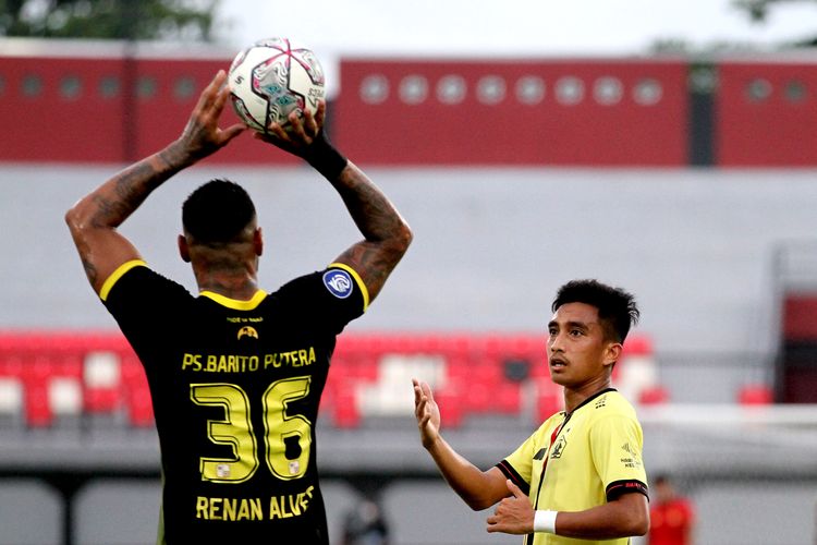 Pemain Persik Kediri Fitra Ridwan meminta bola kepada pemain asing Barito Putera Renan Alves saat pertandingan pekan 32 liga 1 2021-2022 yang berakhir dengan skor 0-2 di Stadion Kapten I Wayan Dipta Gianyar, Sabtu (19/3/2022) sore.