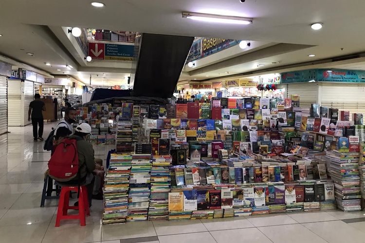 Suasana toko buku di Basement Blok M Square, Kebayoran Baru, Jakarta Selatan pada Selasa (3/11/2020) sore. Penjualan buku di Blok M Square menurun di masa Pandemi Covid-19.