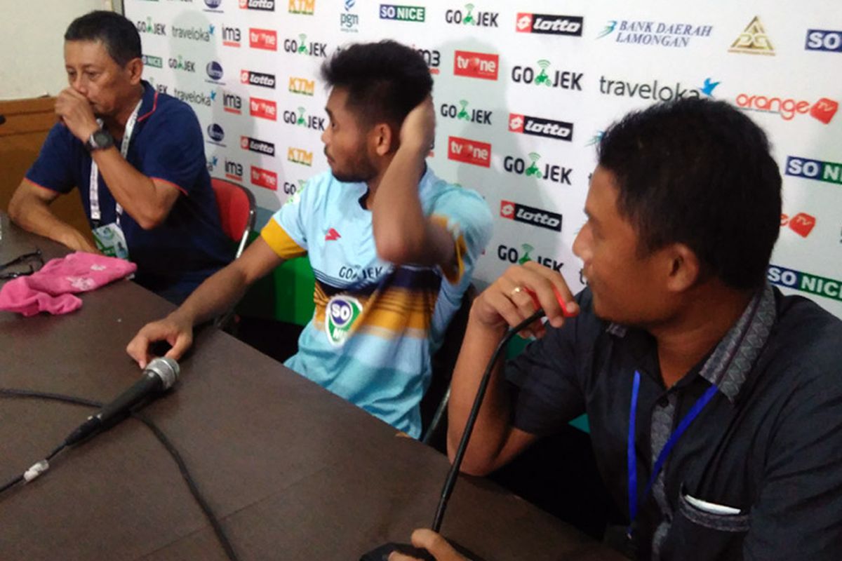 Pelatih Persela Lamongan Heri Kiswanto (kiri) dan Saddil Ramdani (tengah), selepas pertandingan kontra Sriwijaya FC, Kamis (1/6/2017). 