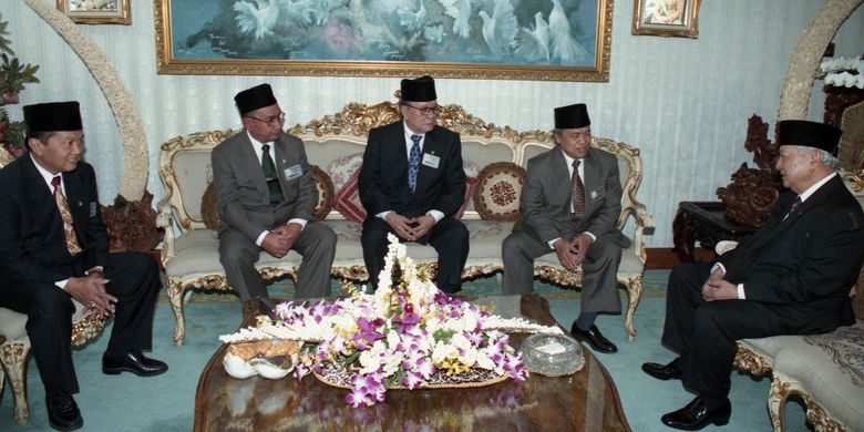  Fraksi PPP merupakan fraksi MPR keempat yang datang ke Jalan Cendana, Jakarta, Minggu (8/3/1998) siang, untuk mengadakan konsultasi pencalonan Presiden/Mandataris MPR periode 1998-2003 dengan HM Soeharto. Kedatangan  Fraksi PPP diikuti Fraksi Utusan Daerah (F-UD). Gambar Ketua Fraksi  PPP Jusuf Syakir didampingi pengurus lainnya diterima presiden.
