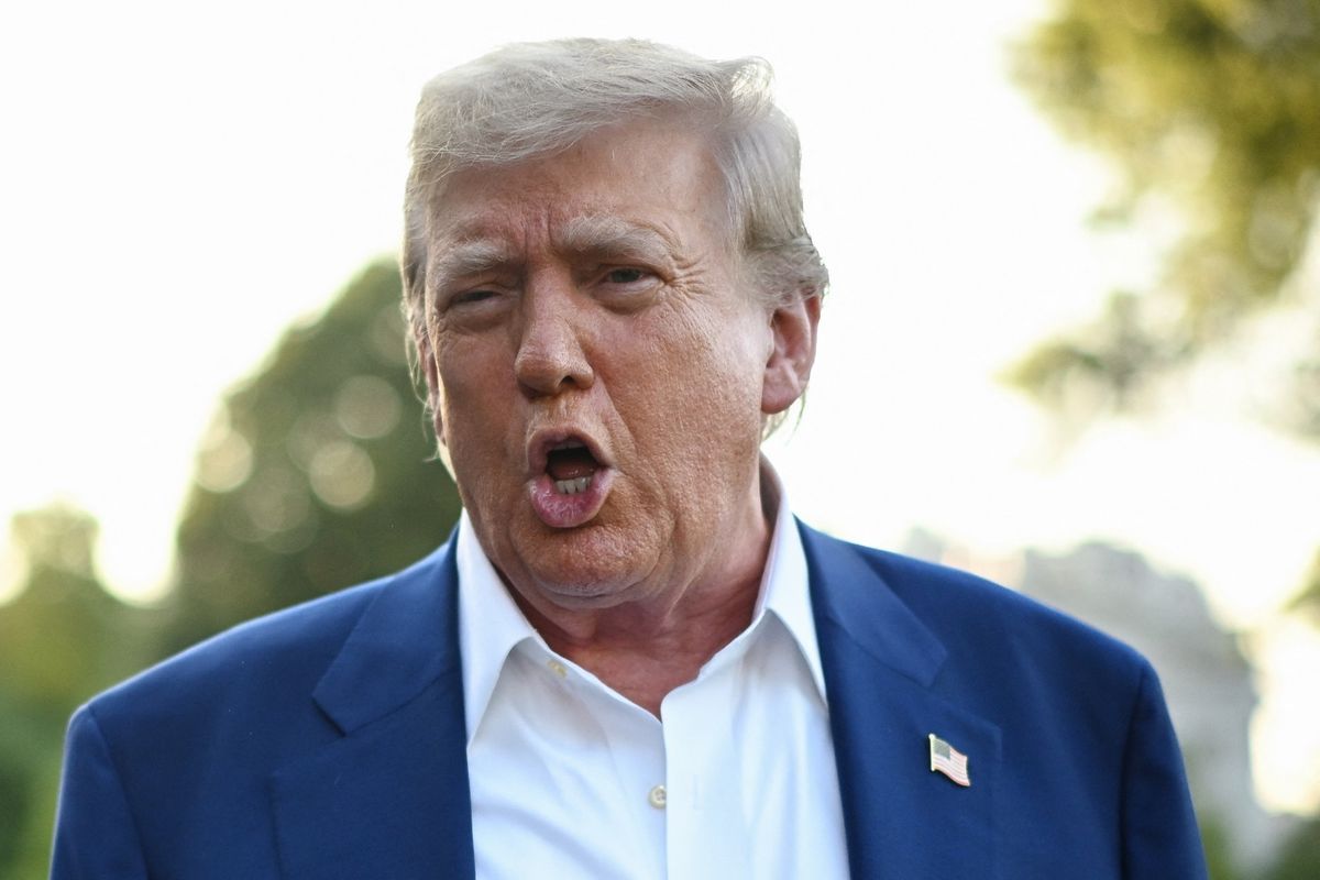 Presiden Amerika Serikat Donald Trump saat berbicara di hadapan media ketika hendak menaiki helikopter kepresidenan Marine One dari South Lawn, Gedung Putih, Washington DC, untuk bersiap menghadiri KTT NATO di Den Haag, Belanda, 24 Juni 2025. Trump marah karena Israel melanggar gencatan senjata dengan Iran.