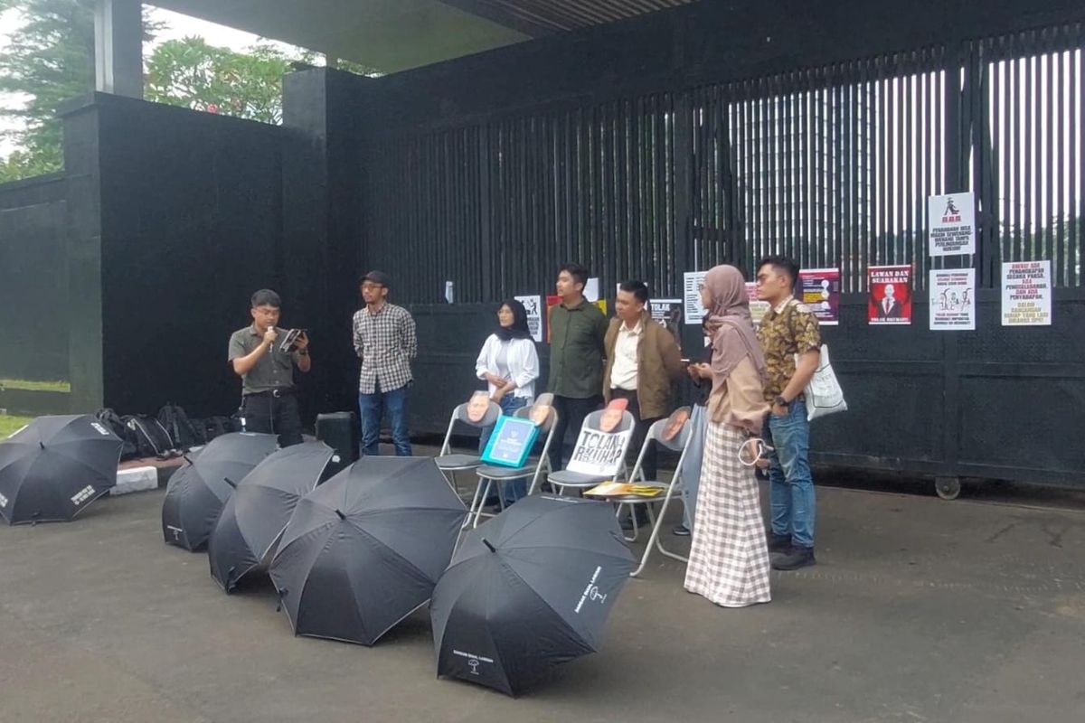 Sejumlah Koalisi Masyarakat Sipil menggelar aksi simbolik menolak RUU KUHAP di luar Gerbang Pancasila, Kompleks Parlemen, Jakarta, Senin (14/7/2025).