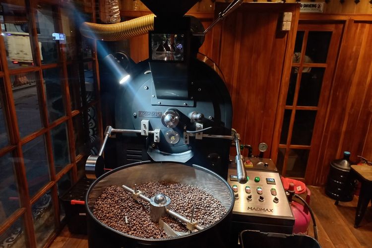 Nawang saat menjelaskan proses roasting kopi, Jumat (23/9/2022) petang